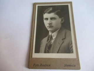 Jilemnice - Foto Zuzánek - Muž s kravatou  - cca 10,5 x 6,5 cm