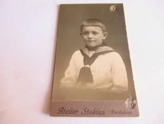 Pardubice - Atelier Stoklas - Chlapec se šátkem  - cca 10,5 x 6,5 cm