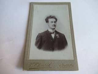 Slaný, Louny - V. F. Dvořák - Muž s motýlkem  - cca 10,5 x 6,5 cm