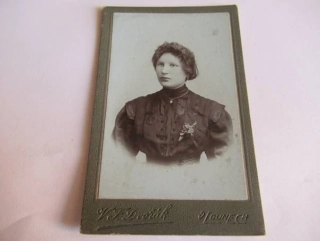 Louny - V. F. Dvořák - Žena  - cca 10,5 x 6,5 cm