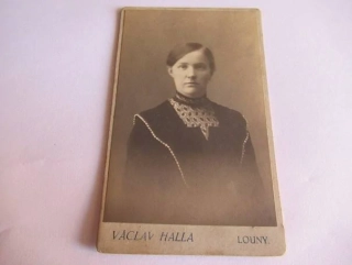 Louny - Václav Halla - Žena  - cca 10,5 x 6,5 cm