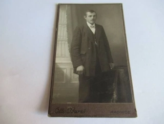Radnice - Otto Bureš - Muž v kabátu  - cca 10,5 x 6,5 cm