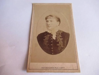 Plzeň - J. Böttinger - Smějící se žena  - cca 10,5 x 6,5 cm