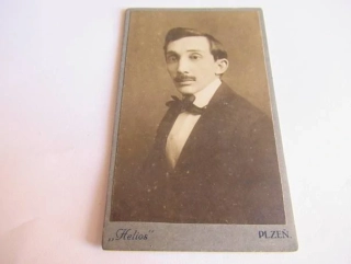 Plzeň - Atelier Helios - Muž s motýlkem  - cca 10,5 x 6,5 cm