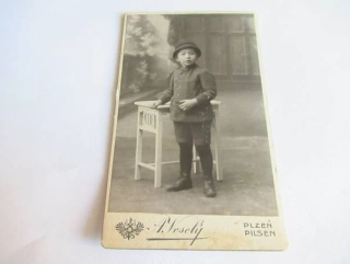 Plzeň - A. Veselý - Chlapec s kloboukem  - cca 10,5 x 6,5 cm