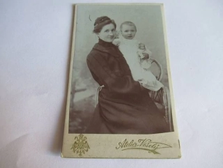 Plzeň - Fotograf A. J. Veselý - Žena s dítětem  - cca 10,5 x 6,5 cm