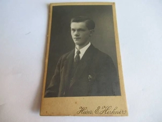 Jablonec nad Nisou - Heinr. E. Herkner - Muž s kravatou  - cca 10,5 x 6,5 cm