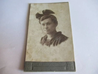 Chrudim - Atelier Syřiště - Dívka s mašlí  - cca 10,5 x 6,5 cm