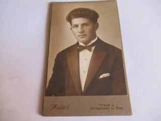 Slovensko, Trnava - Atelier Kabáth - Muž v obleku  - cca 10,5 x 6,5 cm