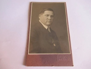 Ústí nad Labem - Foto C. Pfitzner - Muž v obleku  - cca 10,5 x 6,5 cm