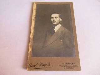 Beroun - Foto Josef Blahník - Muž v obleku  - cca 10,5 x 6,5 cm