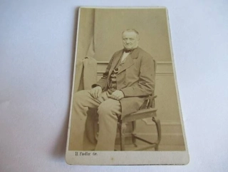 Praha - Foto H. Fiedler - Muž na židli  - cca 10,5 x 6,5 cm