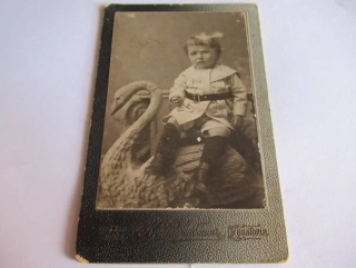 Rusko - Dítě s labutí  - cca 11,5 x 7,5 cm