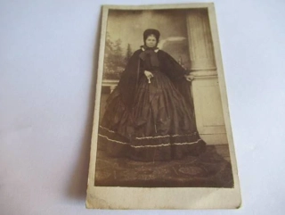 Josefov - Foto J. Emil Vehvera - Žena v šatech  - cca 10,5 x 6,5 cm