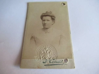  Praha - Foto J. Tomáš - Žena  - cca 10,5 x 6,5 cm