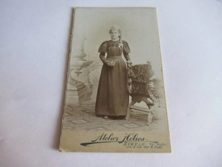  Německo - Atelier Helios - Dívka s knihou  - cca 10,5 x 6,5 cm