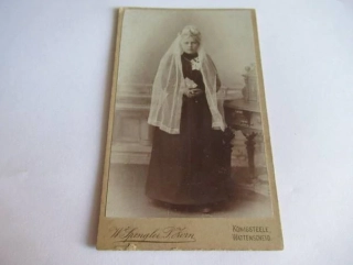  Německo - Fotograf W. Spengler- P. Zorn - Dívka se závojem - cca 10,5 x 6,5 cm