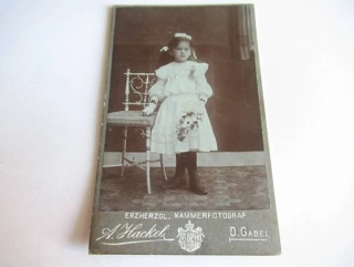 Vídeň - Foto A. Ylackel - Dívka s květinou  - cca 10,5 x 6,5 cm