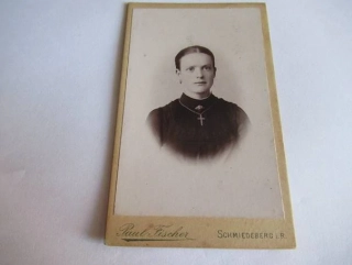 Německo - Foto Paul Fischer - Dívka s řezízkem  - cca 10,5 x 6,5 cm