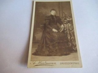 Německo - Foto A. Hartmann - Žena s knihou  - cca 10,5 x 6,5 cm