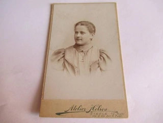 Německo - Atelier Helios - Usmívající se dívka  - cca 10,5 x 6,5 cm