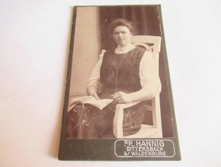 Polsko - Foto Fr. Hannig - Dívka na židli s knihou  - cca 10,5 x 6,5 cm