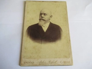 Brno - Atelier Rafael  - Muž v obleku - cca 15,5 x 10,5 cm