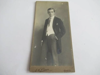Lysá nad Labem - Foto A. J. Leiner - Muž s kravatou - cca 16 x 8 cm