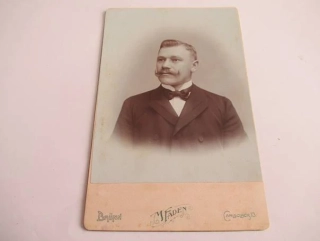 Brno - Foto M. Faden - Muž s motýlkem - cca 16 x 10,5 cm