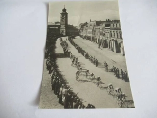 Deset let nového Československa - 16. Cyklisté ,,Závodu míru" - Litomyšl