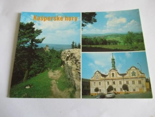 Kašperské hory - Hrad Kašperk se zříceninou Pustého hrádku v popředí, celkový pohled, renesanční radnice